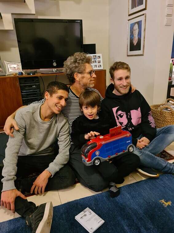 עם בניו, דיבו (מימין), מקס ולני. "אם הייתי נשאר לגדול בארה"ב הייתי בטח רב בקהילה" // צילום: מהאלבום הפרטי